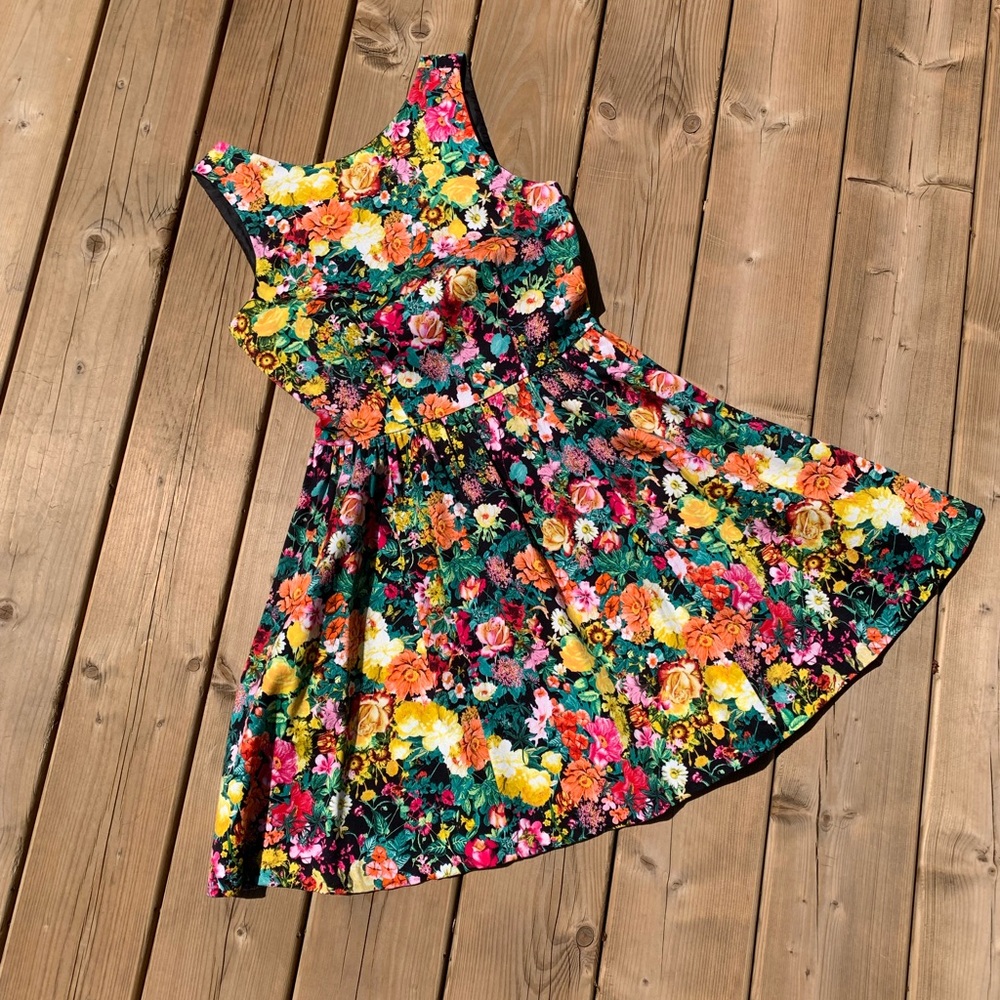 Vibrant Floral Delight Skater Dress w Pockets!